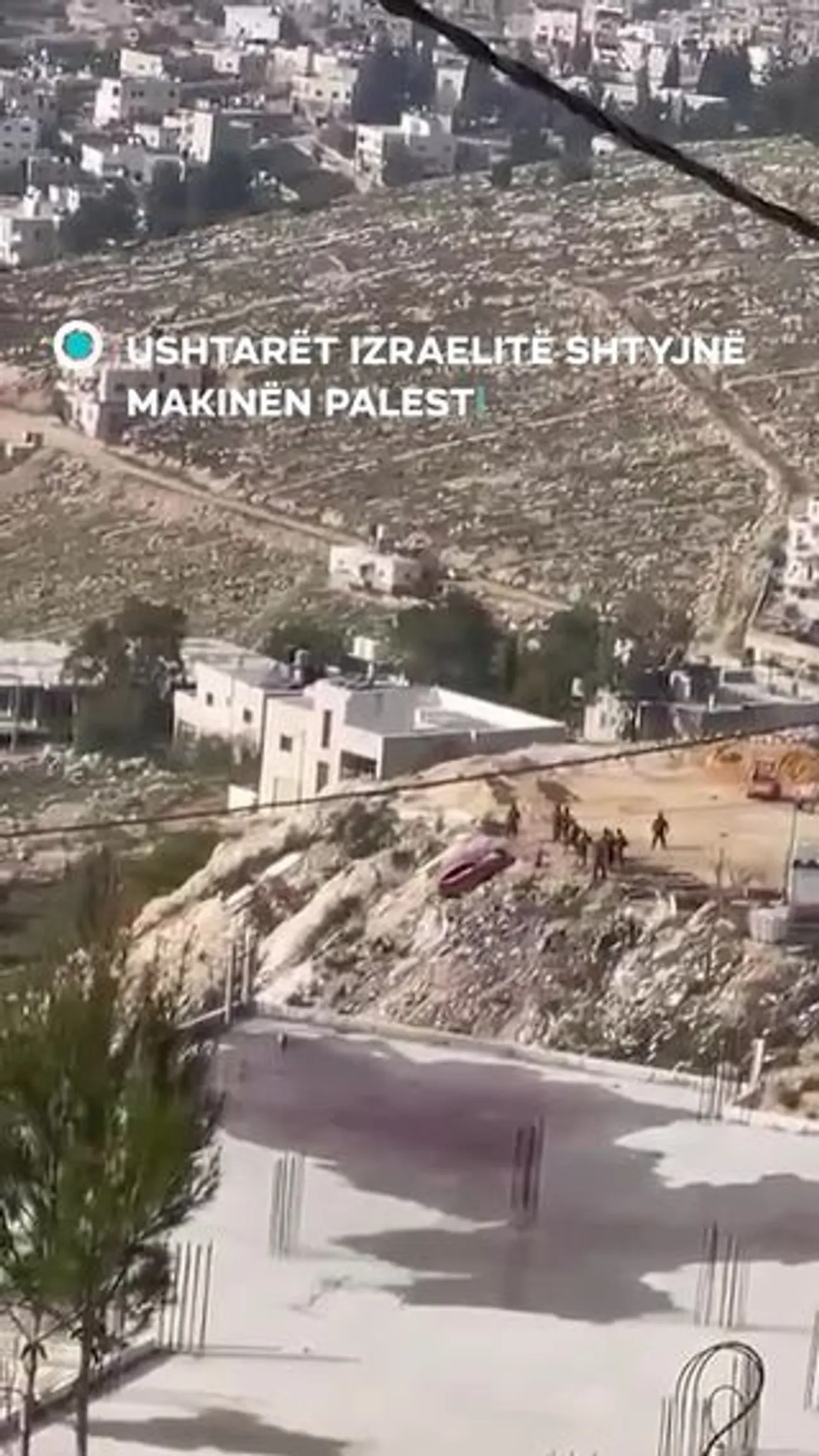 Ushtarët izraelitë shtyjnë makinën palestineze në humnerë